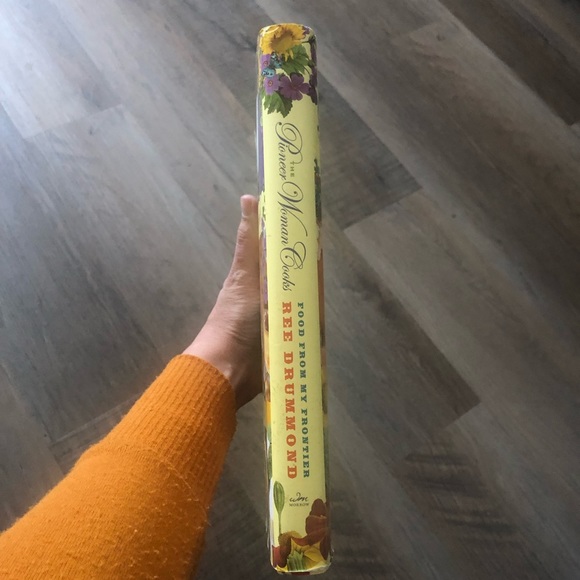 The Pioneer Woman Cooks: Food From My Frontier Cookbook. - Picture 2 of 4